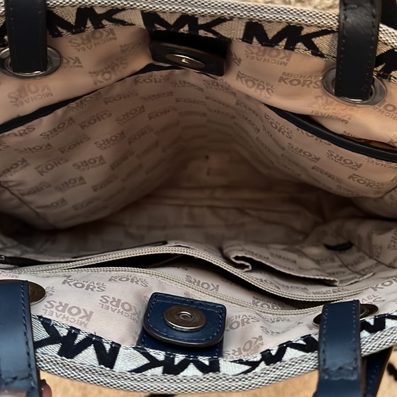 Michael Kors Navy Blue Bag / Laptop Book Bag, only used maybe twice - Picture 7 of 10